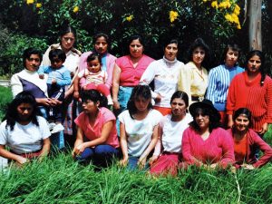 SENTADAS: ROSARIO VERA, MARTHA CULLQUICONDOR, ROSA YANZA, DELIA ORELLANA, HILDA LOJA, ISABEL GUARACA. DE PIE: CELIA VISCAINO, ELOISA ESTRELLA, ISABEL MACAS, PIEDAD SINCHI, CELINA JARA, LIVIA MOLINA, ANGELITA TENEMAZA Y NARCIZA FERNÁNDEZ.